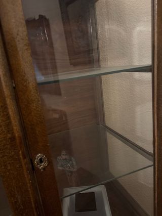 Vitrina antigua de madera y cristal