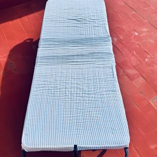 Cama plegable con estructura de madera