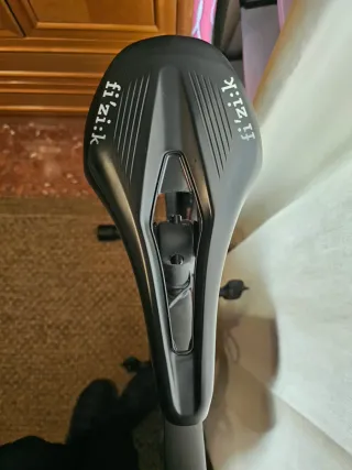 Sillín Fi'zi:k de carbono vento