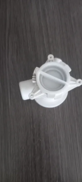 Pieza lavadora blanca .Para donde la bomba