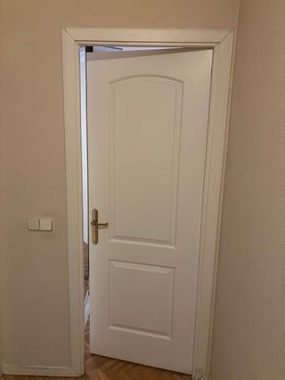 Puerta blanca de paso