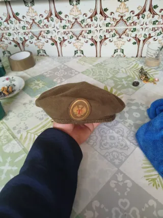 Gorro militar marrón con insignia