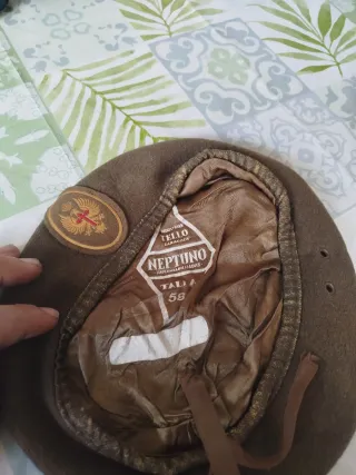 Gorro militar marrón con insignia