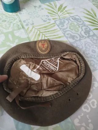 Gorro militar marrón con insignia