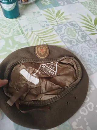 Gorro militar marrón con insignia