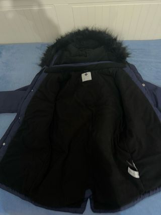 Chaqueta azul con capucha