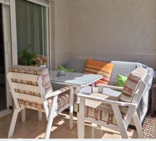 Mesa cristal y 3 sillones madera con cojines