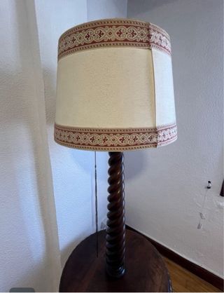 Lámpara de pie antigua madera con mesa