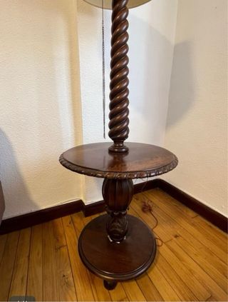 Lámpara de pie antigua madera con mesa