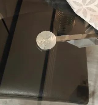 Mesa de comedor de cristal y metal.