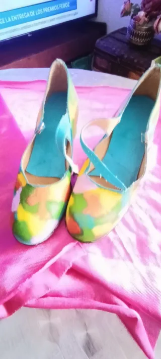 Zapatos de tacón multicolor 36 pero dan menos tall