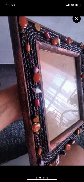 Cornice decorata con pietre e legno