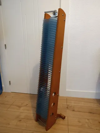 Mueble porta CDs madera y plástico