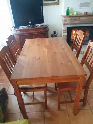 Mesa de madera con 4 sillas