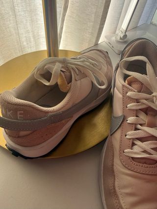 Zapatillas Nike grises y rosas