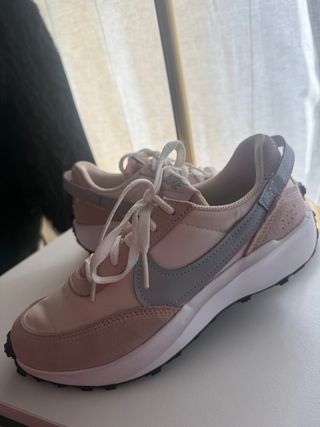 Zapatillas Nike grises y rosas