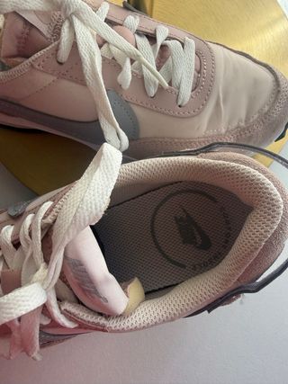 Zapatillas Nike grises y rosas