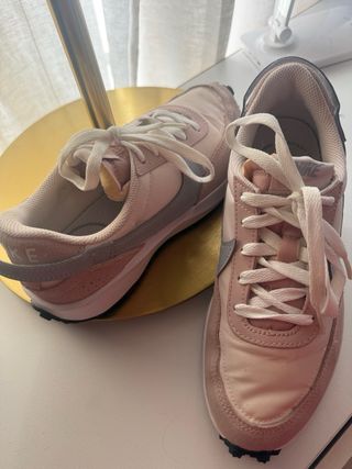 Zapatillas Nike grises y rosas