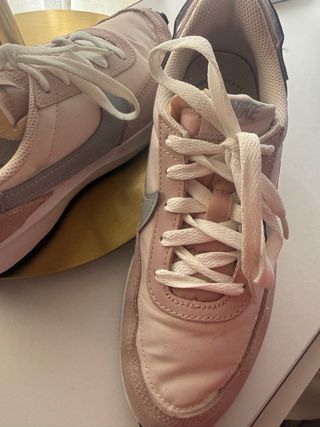 Zapatillas Nike grises y rosas