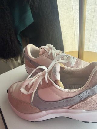 Zapatillas Nike grises y rosas