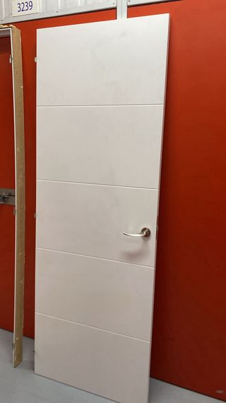 Puertas blancas con marcos