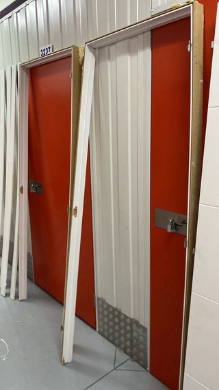 Puertas blancas con marcos