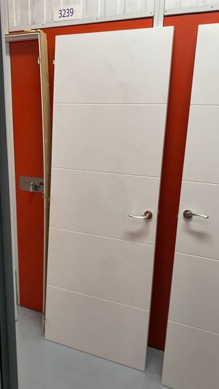 Puertas blancas con marcos