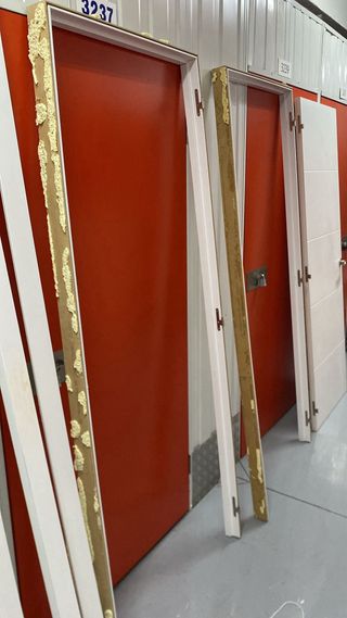 Puertas blancas con marcos