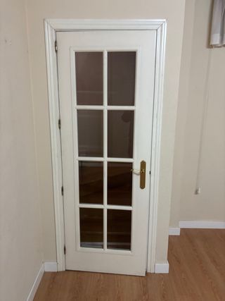 Puerta blanca con cristal