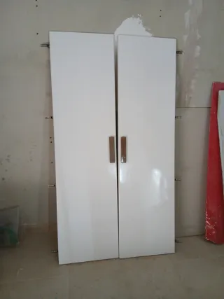 Puerta de armario blanca