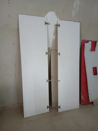 Puerta de armario blanca