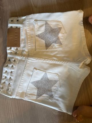 Shorts vaqueros blancos con estrellas plateadas
