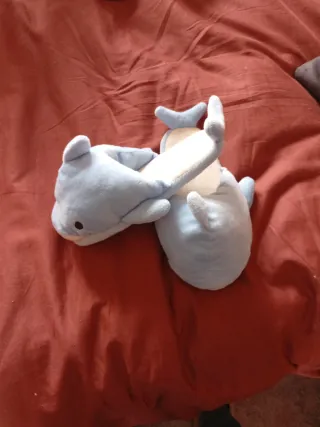 Zapatillas de casa de tiburón azul y blanco