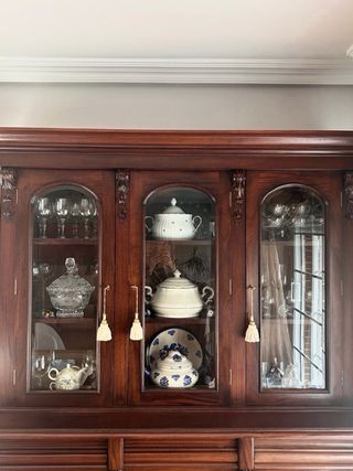 Vitrina de madera maciza con cristal