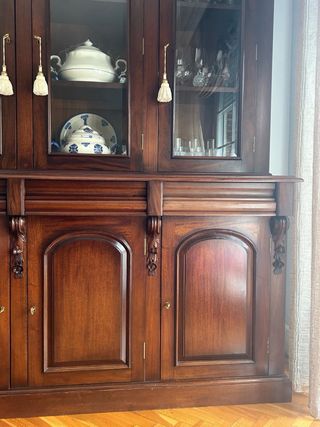 Vitrina de madera maciza con cristal