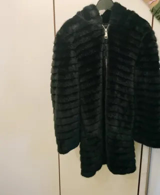 Giaccone pelliccia ecologica nera con cappuccio