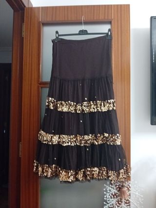 Falda larga con lentejuelas doradas.