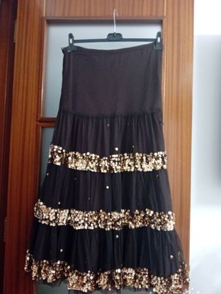 Falda larga con lentejuelas doradas.