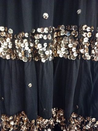 Falda larga con lentejuelas doradas.