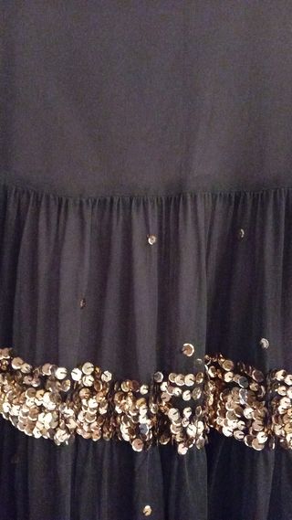 Falda larga con lentejuelas doradas.