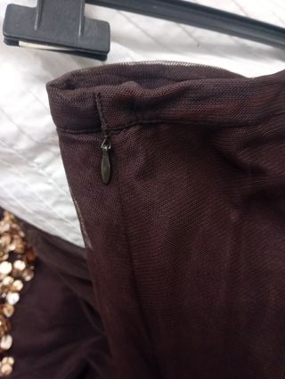 Falda larga con lentejuelas doradas.