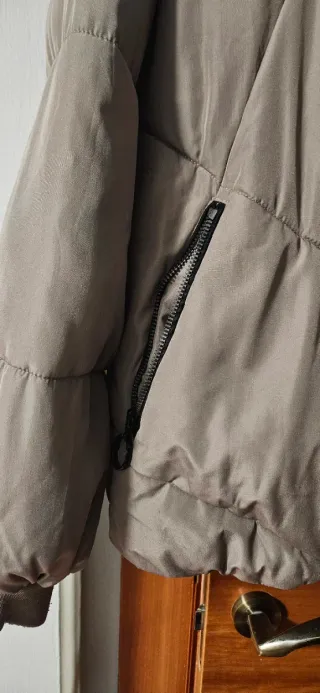 Chaquetón acolchado beige/gris con capucha