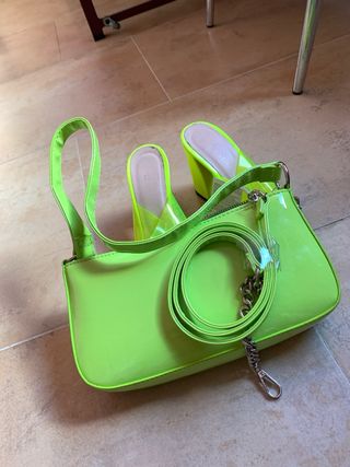 Zapatos y bolso neón estilo Valentino