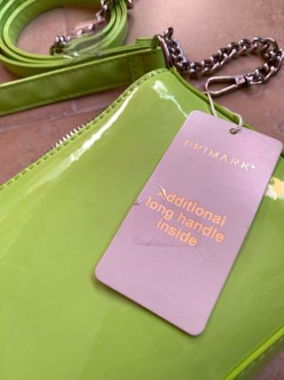 Zapatos y bolso neón estilo Valentino