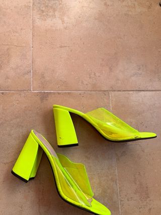 Zapatos y bolso neón estilo Valentino