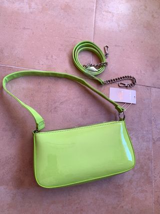 Zapatos y bolso neón estilo Valentino