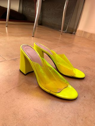 Zapatos y bolso neón estilo Valentino