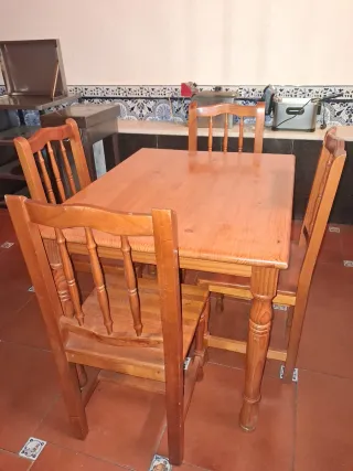 Conjunto de mesa y 4 sillas de pino