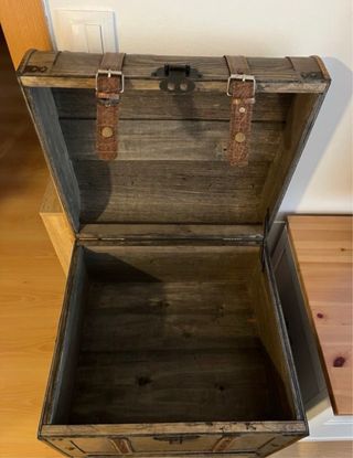 Baúl vintage de madera y cuero