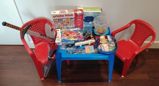 Mesa y 2 Sillas Spiderman + Juguetes
